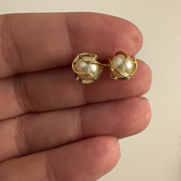 Jewelry - Elegant Gold and Pearl Earrings